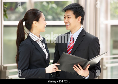 Unternehmer und Unternehmerin diskutieren Dokument außerhalb Büro Stockfoto