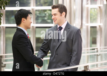 Zwei Geschäftsleute Händeschütteln vor Büro Stockfoto