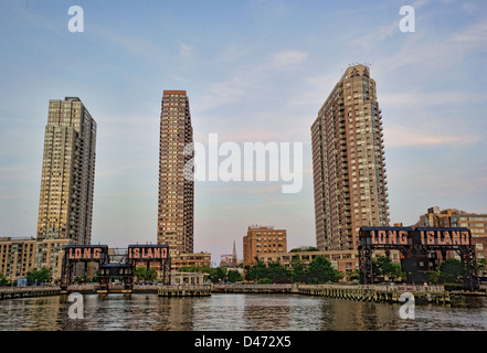 "Long Island" Zeichen auf dem Pier in Gantry Plaza bei Sonnenuntergang, Brooklyn, New York. Stockfoto