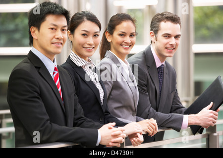 Porträt von vier Geschäftspartnern außerhalb Büro Stockfoto