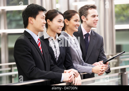 Vier Kollegen außerhalb Büro Stockfoto