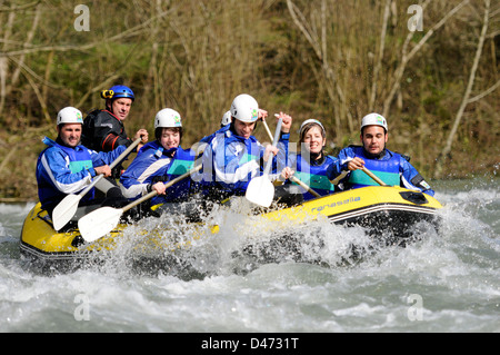 Junge Touristen Praxis rafting mit einem Führer in Sella Fluss in einem Schlauchboot in Asturien, Spanien. Stockfoto