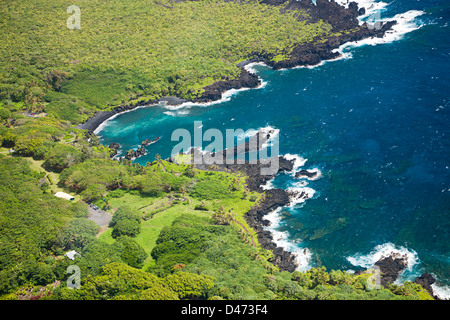 Eine Luftaufnahme des Waianapanapa State Park und seiner schwarzen Sandstrand, Maui, Hawaii. Stockfoto