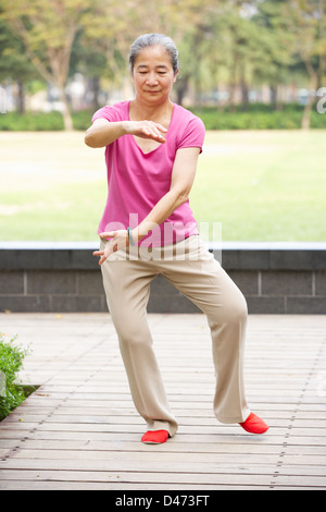 Hochrangige chinesische Frau Tai Chi im Park zu tun Stockfoto