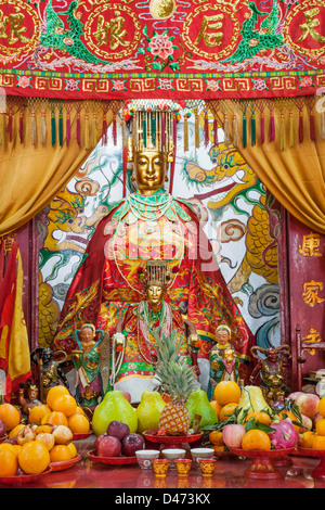 China, Hong Kong, Stanley, Man Mo Tempel, Statue der Göttin der Man Mo Stockfoto