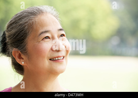 Kopf und Schultern Porträt von attraktiven Senior Chinesin Stockfoto