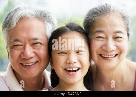 Kopf und Schultern Porträt des chinesischen Großeltern mit Enkelin Fahrt Stockfoto