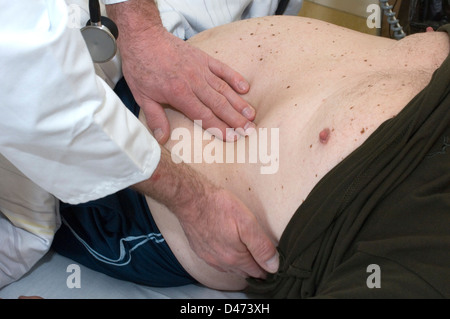 Ein Patient wird Prüfung vor Beginn der eine endoskopische Verfahren. Stockfoto