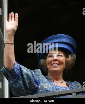 Königin Beatrix der Niederlande winkt die Massen außerhalb der Kurfürst Prinz Burg ("Kurfuerstliches Schloss") in Bad Arolsen, Deutschland, 3. Juli 2008. Sie besuchten eine Ausstellung über ihre Urgroßmutter, Prinzessin Emma von Waldeck und Pyrmont, auf der Burg. Foto: Albert Nieboer (Niederlande) Stockfoto