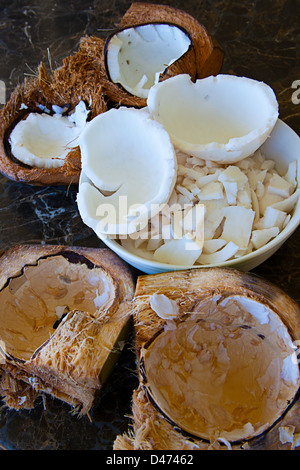 Rohe Kokosnuss in eine Schüssel geben und Split öffnet mit der Schale, Hawaii. Stockfoto