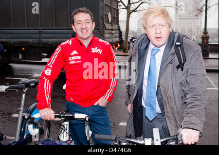 London, UK. 7. März 2013. Der Bürgermeister von London, Boris Johnson und British Cycling Chris Boardman MBE – ein ehemaliger Weltmeister und Olympiasieger – kommen mit dem Fahrrad am Victoria Embankment für Interviews über die neue Vision für den Radsport. Pcruciatti / Alamy Live News Stockfoto