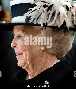 Königin Beatrix der Niederlande und Präsident Ivan Gasparovic der Slowakei besuchen die Technologieregion Brainport Eindhoven, The Netherlands, 22. November 2012. Am Ende des Tages besucht Königin Beatrix der Abschiedszeremonie für die Präsidenten der Slowakei. Foto: Patrick van Katwijk Niederlande Stockfoto