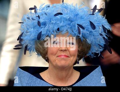 (Dpa) - niederländischen Königin Beatrix trägt eine große blaue Feder Hut und lächelt, als sie die Kirche nach der Hochzeit des niederländischen Prinzen Johan Friso und seiner Braut Mabel Wisse Smit in Delft, Niederlande, 24. April 2004 verlässt. Stockfoto