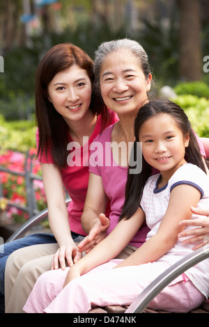 Weiblichen Multi Genenration Chinesisch Familie Gruppe zusammensitzen auf Bank im Park Stockfoto