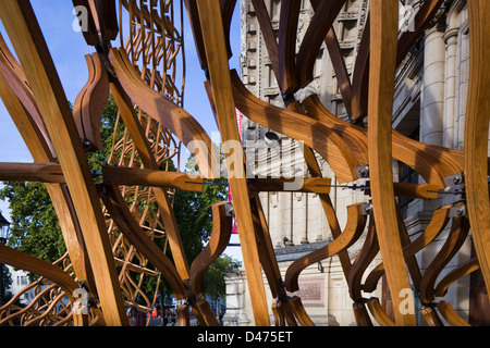 Holz-Welle, Installation für London Design Festival 2011, London, Vereinigtes Königreich. Architekt: AL A, 2011. Auszug aus latticewor Stockfoto