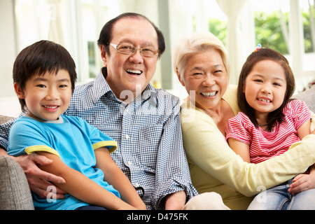 Porträt des chinesischen Großeltern mit Enkeln entspannendes Zuhause zusammen Stockfoto