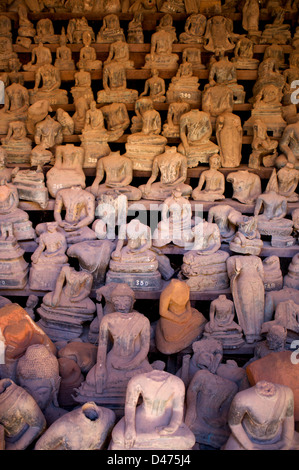 In einem umgebauten Portikus am Wat Si Saket ist eine Art "Buddha bin" von Hunderten von gebrochenen Bildern entdeckt bei Ausgrabungen Stockfoto