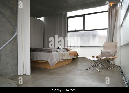 Das Nebel-Haus, Tokio, Japan. Architekt: TNA, 2012. Schlafzimmer. Stockfoto