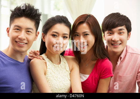 Gruppe von jungen chinesischen Freunden entspannen auf dem Sofa zu Hause Stockfoto
