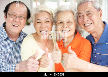 Gruppe von Senior chinesischen Freunden entspannen auf dem Sofa zu Hause Stockfoto