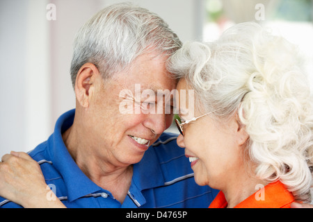 Liebespaar hochrangige chinesische zusammen zu Hause Stockfoto