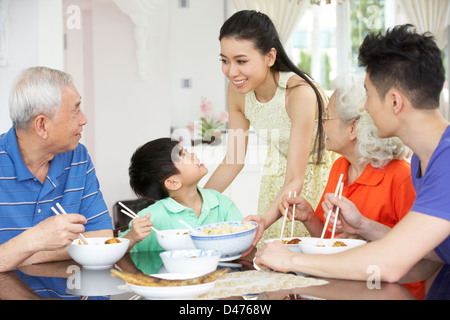 Porträt des chinesischen Multi-Generationen-Familie Mahlzeit zusammen Stockfoto