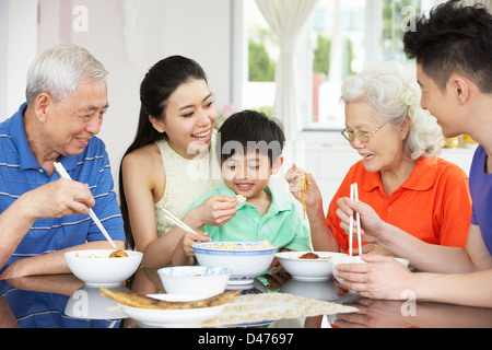 Porträt des chinesischen Multi-Generationen-Familie Mahlzeit zusammen Stockfoto