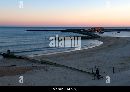 Sonnenuntergang nach einem perfekten Wintertag in Lyme Bay ist eine berühmte lokale Fischerei Hafen und Urlaubsziel. Lyme Regis, Dorset Stockfoto