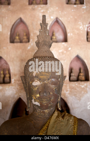 Buddha-Statue im Kreuzgang des Wat Si Saket, in Vientiane, Laos gefunden Stockfoto