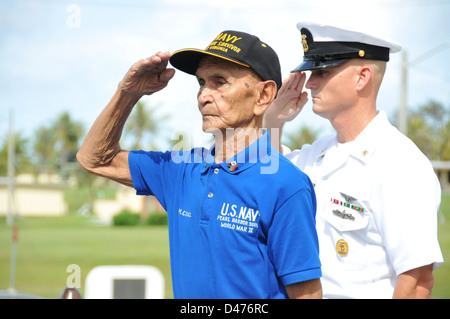 Veteran des Zweiten Weltkriegs und ein Seemann grüßen einen Kranz während einer Zeremonie zum Gedenken an den 69. Jahrestag der Schlacht von Midway Stockfoto