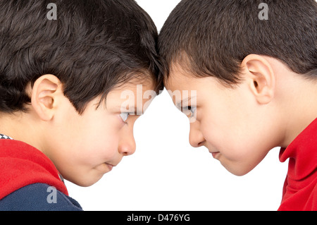 Zwei jungen, die einander isoliert in weiß Stockfoto
