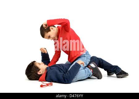 Zwei Jungen kämpfen isoliert in weiss Stockfoto