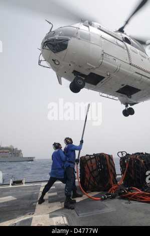 Matrosen Haken Gepäcknetz an einen SA-330J Puma Hubschrauber an Bord der USS Mitscher Stockfoto