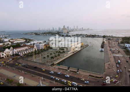 Luftaufnahme von Cartagena Convention Center und dem Bocagrande District im Hintergrund Stockfoto