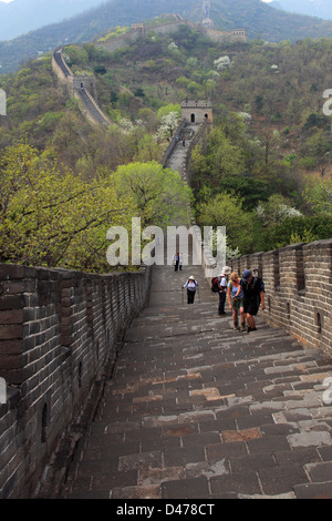 Wanderer auf dem Mutianyu Abschnitt der Great Wall Of China, Mutianyu Tal, Provence, Peking, Asien. Stockfoto