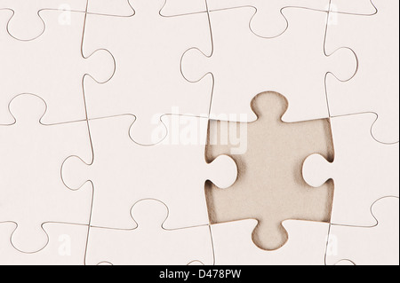 Plain White Jigsaw Puzzle mit Stück fehlt. Stockfoto