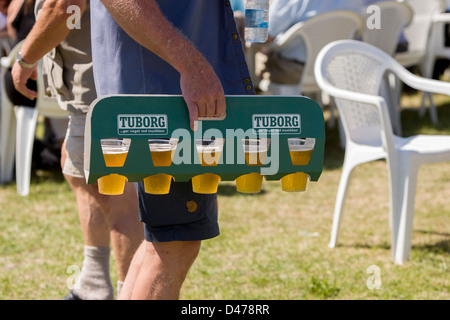 Ein Mann mit 5 Bier in einer Halterung Stockfoto