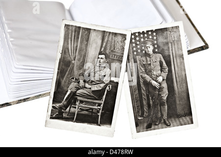 Zwei alte Bilder von einem Mann in Uniform mit einem Fotoalbum. Stockfoto