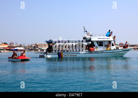 Glasboden Touristenboot auf der Suche nach der Unechten Karettschildkröte (Caretta Carreta) in Laganas Resort, Südinsel Zakynthos, Zakynthos Stockfoto