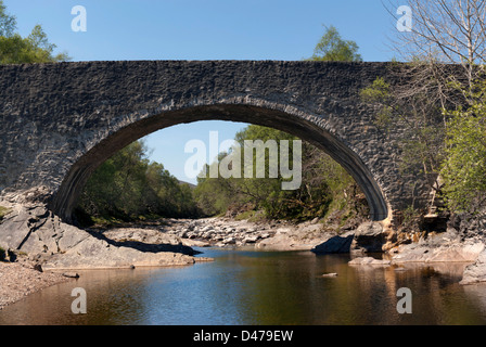 Brücke über den Fluss Garry in der Nähe von Trinafour, nördlich von Pitlochry in Perth und Kinross, Schottland Stockfoto