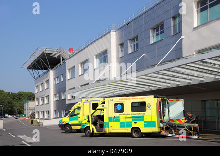 Außerhalb der Notaufnahme Abteilung in Chelmsford Broomfield Krankenhaus Krankenwagen. Stockfoto