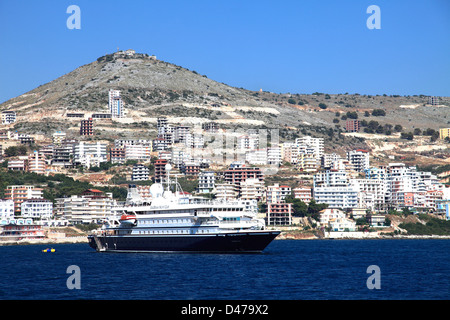 Sommer-Blick auf den Strand und Promenade, Stadt Saranda, Albanien, Europa Stockfoto