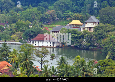 TEMPEL DER ZAHNTEMPEL IN KANDY SRI LANKA ZEIGT DEN SEE UND QUEENS-BADEHAUS Stockfoto