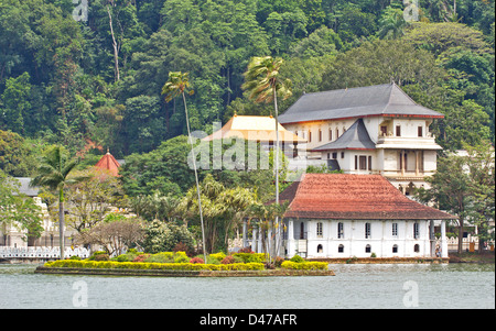 DER ZAHNTEMPEL IN KANDY SRI LANKA ZEIGT DEN SEE UND DIE INSEL Stockfoto