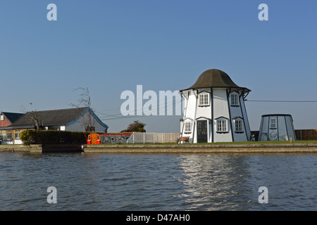 Niederländische Tutch ehemaligen Helter Skelter am Fluss Hütte neben dem Thurne im Potter Heigham, Norfolk Broads, Broads National Park Stockfoto