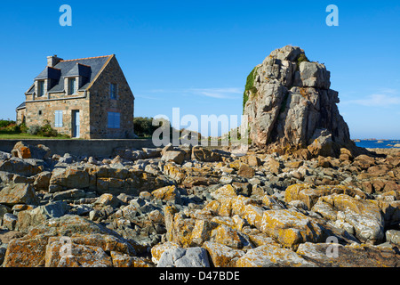 Frankreich, Bretagne, Côtes d ' Armor (22), Plougrescant, Haus an der Küste Stockfoto