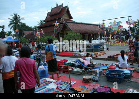 Freundlichen Hmong Textil Verkäufer auf dem Markt der Hmong an Sisavangvong Luang Prabang Laos Stockfoto