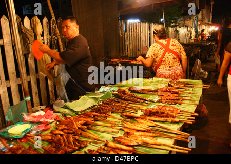 Eine Auswahl an Speisen Lao verkauft von Stände auf dem beliebten Abend Lebensmittelmarkt in Luang Prabang Laos Stockfoto