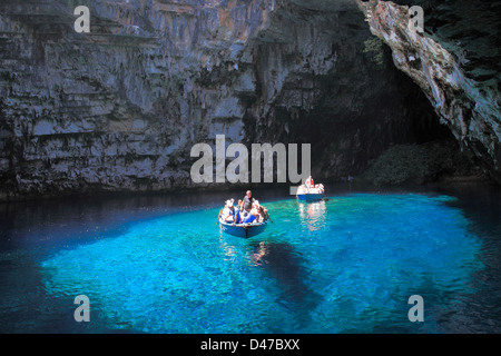 Boot auf dem unterirdischen See Melissani, Insel Kefalonia, Griechenland, Europa Stockfoto