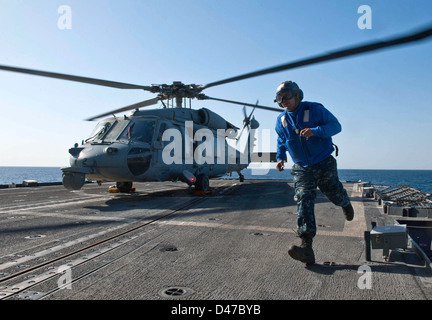 Seemann Robert Estronza läuft aus dem Landeplatz auf der Ticonderoga-Klasse geführte Flugkörper Kreuzer USS Cape St. George. Stockfoto